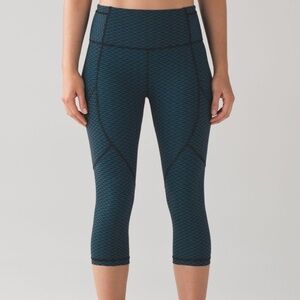 Lululemon Outrun 17" Crop
Score Jacquard Black Indian Ocean / Black